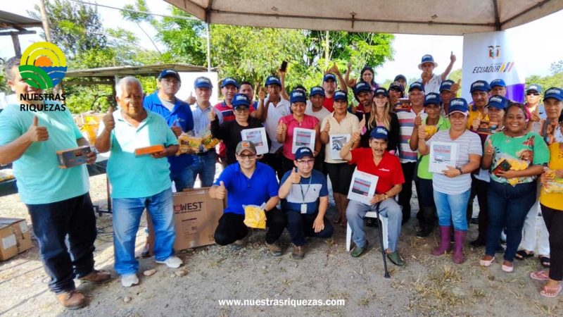 Pequeños ganaderos de Puerto Quito reciben insumos para manejo de ganado
