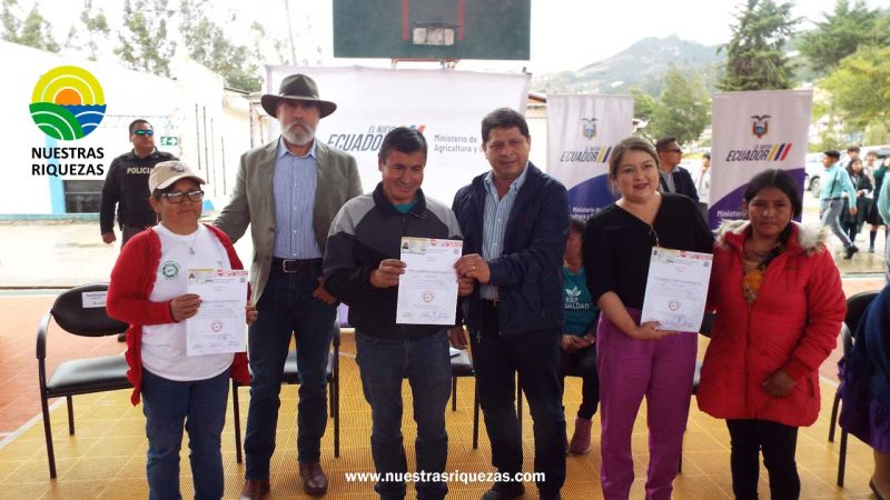 Productores de Azuay se benefician con títulos de tierras y certificados entregados por el MAG