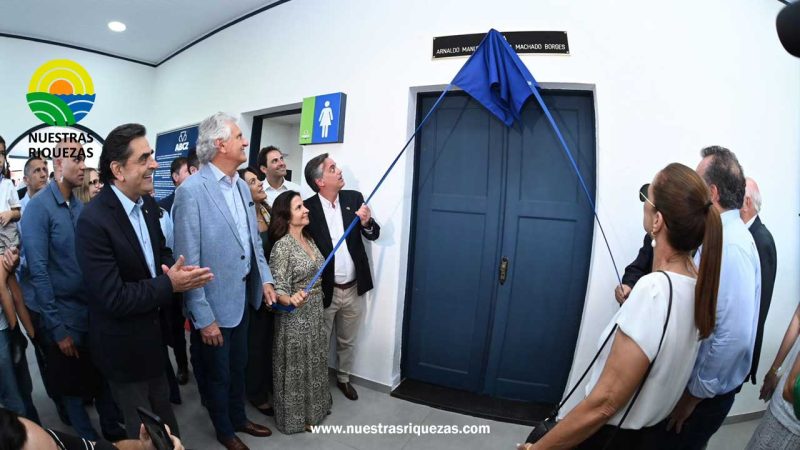 Vicepresidente de ABCZ Arnaldo Manuel de Souza Machado Borges es homenajeado durante la inauguración de la 89ª ExpoZebu