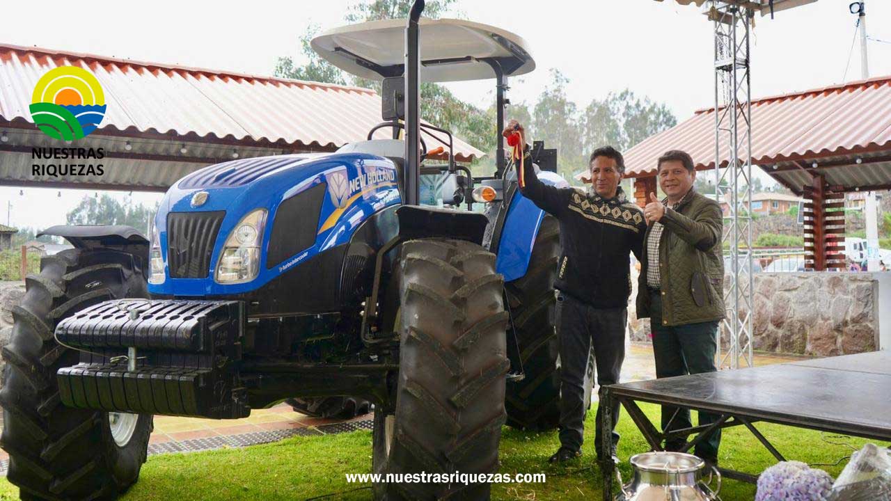 Certificados, títulos de tierras, tractor y herramientas mejorarán el agro de Tungurahua