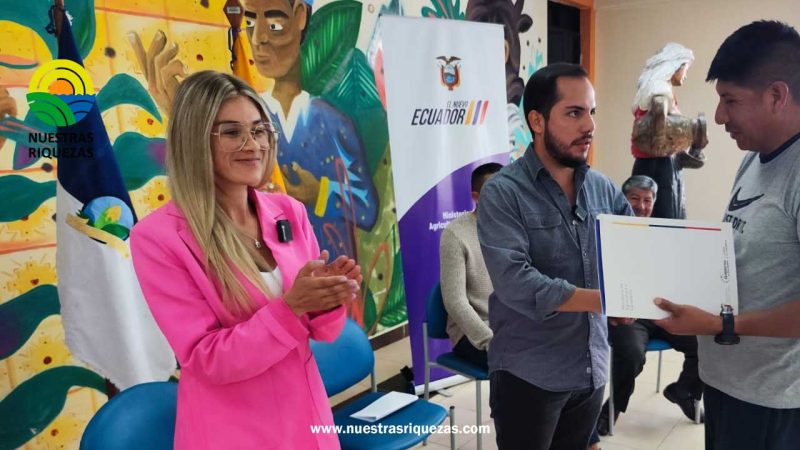 Comuneros de San José de Cocotog reciben sus títulos de propiedad de tierras