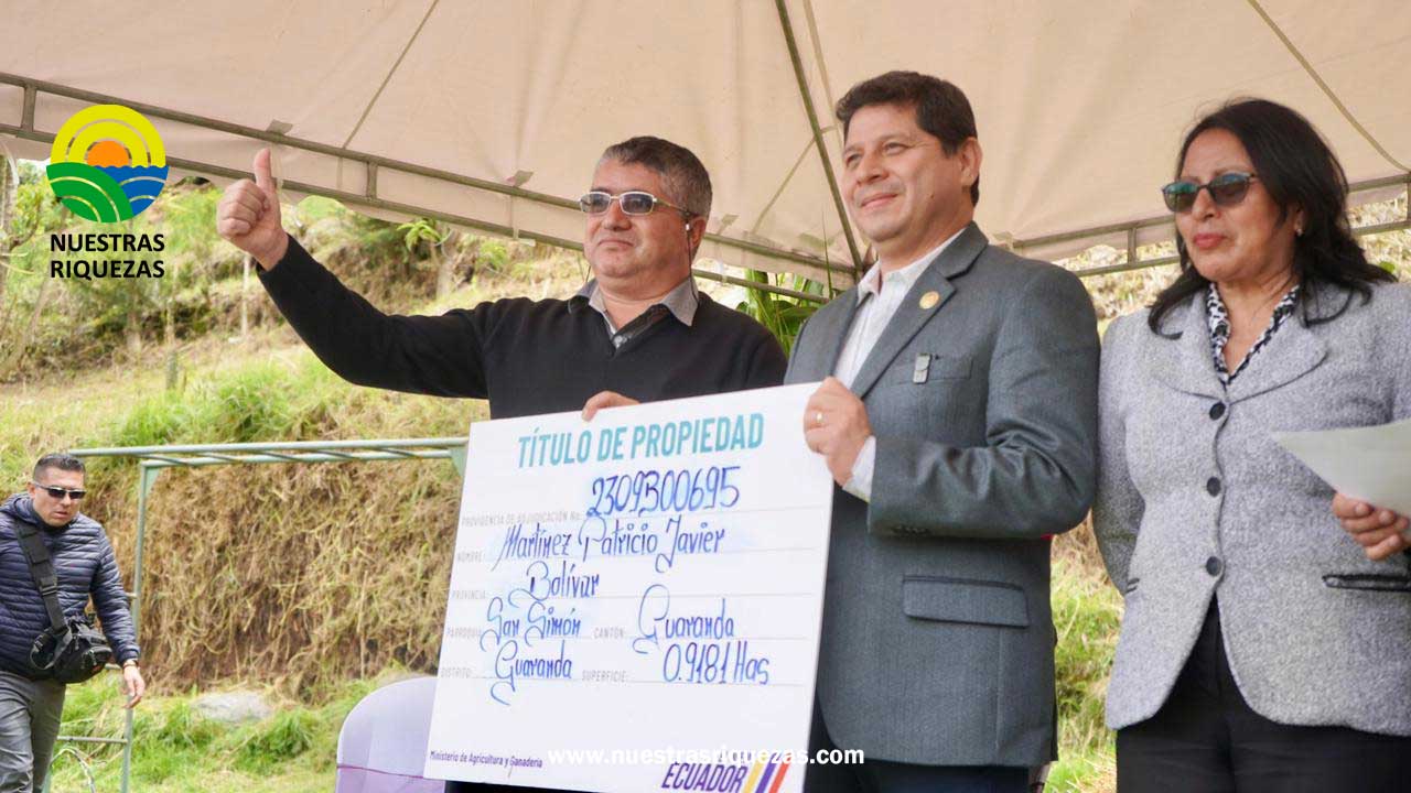Con títulos de tierras, certificados, geomembrana e insumos se benefician productores de Bolívar
