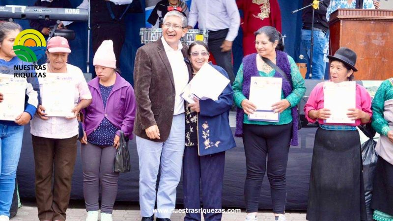 Con títulos de tierras, ensilaje carnets y sellos AFC se benefician productores de Saraguro