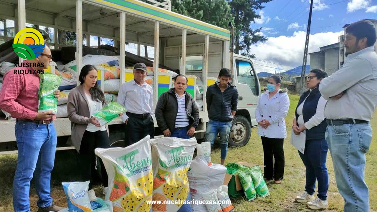 MAG entrega semillas de pasto y abonos orgánicos a productores del cantón Espíndola