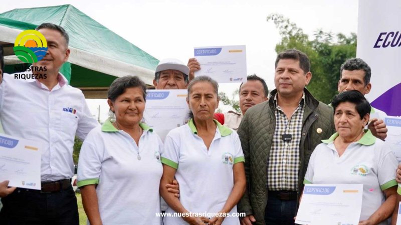 Productores de Santo Domingo de los Tsáchilas aprenden a prevenir ingreso de Foc R4T y reciben beneficios
