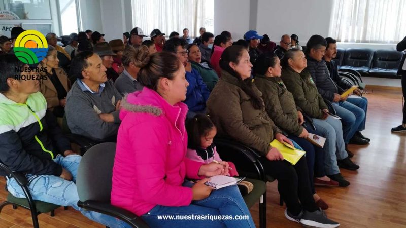 Productores de Tungurahua conocen sobre precio de la leche cruda