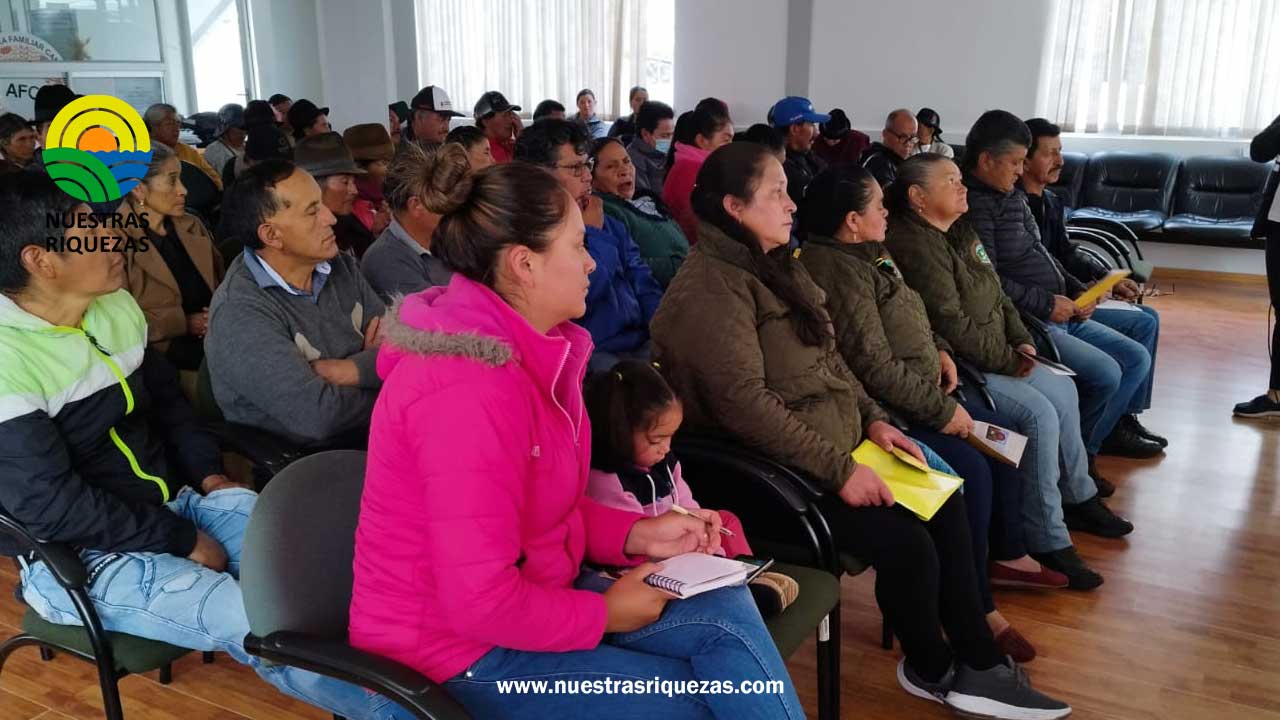 Productores de Tungurahua conocen sobre precio de la leche cruda