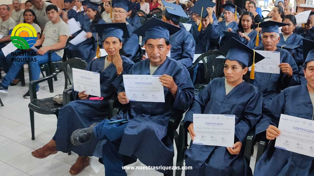 Productores de la AFC, de Santa Ana y Jipijapa, reciben certificados de capacitación