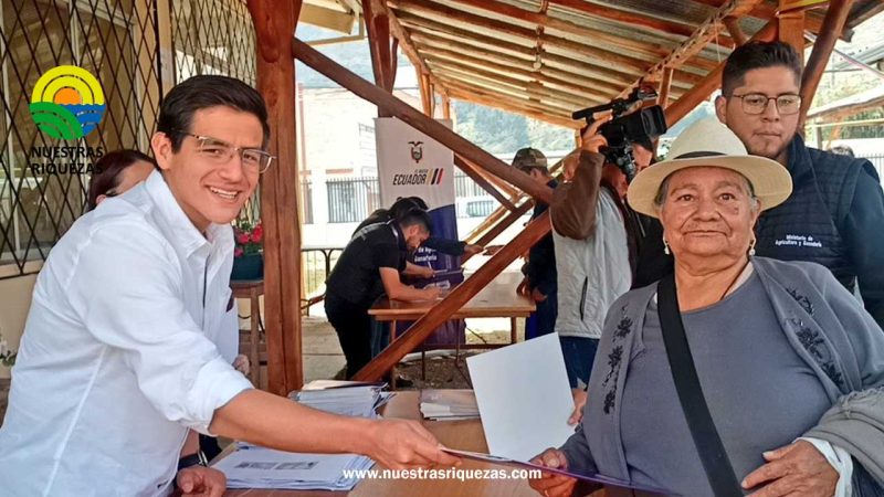 En Paute, MAG entrega 154 títulos de propiedad de tierras rurales e insumos