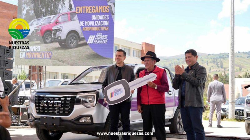 Presidente Daniel Noboa y ministro Danilo Palacios entregan unidades de movilización y beneficios a productores
