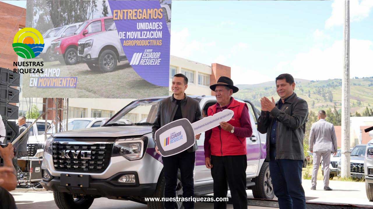Presidente Daniel Noboa y ministro Danilo Palacios entregan unidades de movilización y beneficios a productores