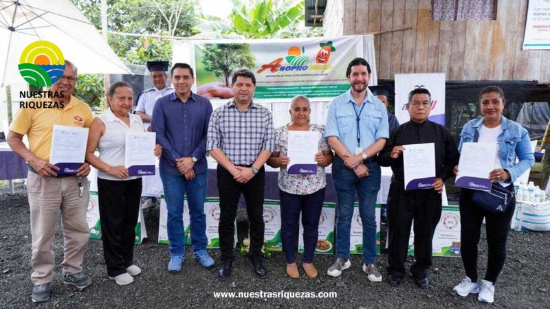 En Milagro, MAG entrega kits de cacao, títulos de propiedad de tierras, carnets de la AFC, certificados, cheques y kits