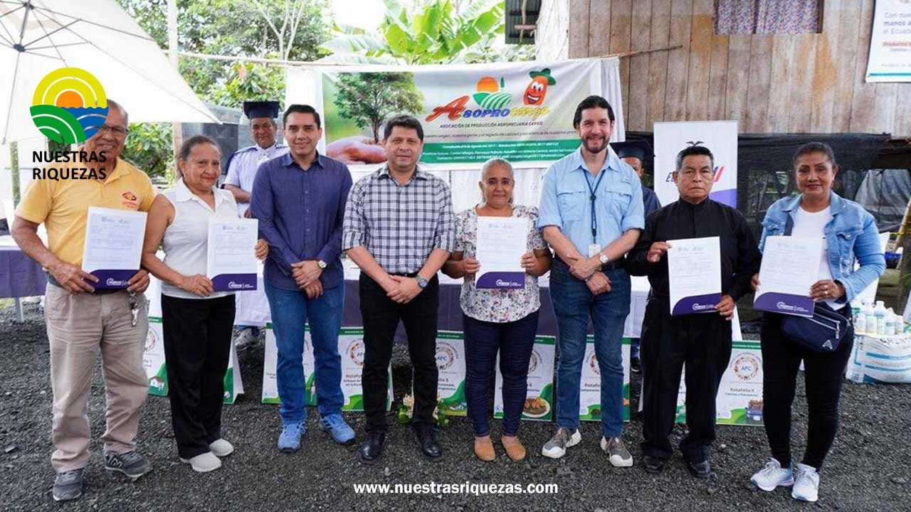 En Milagro, MAG entrega kits de cacao, títulos de propiedad de tierras, carnets de la AFC, certificados, cheques y kits