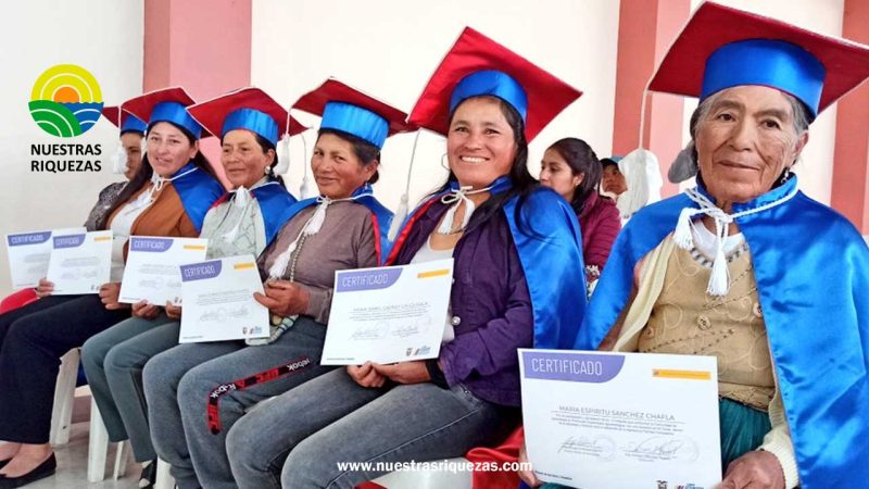 Mujeres de Gonzol se gradúan en las Comunidades de Aprendizaje del MAG