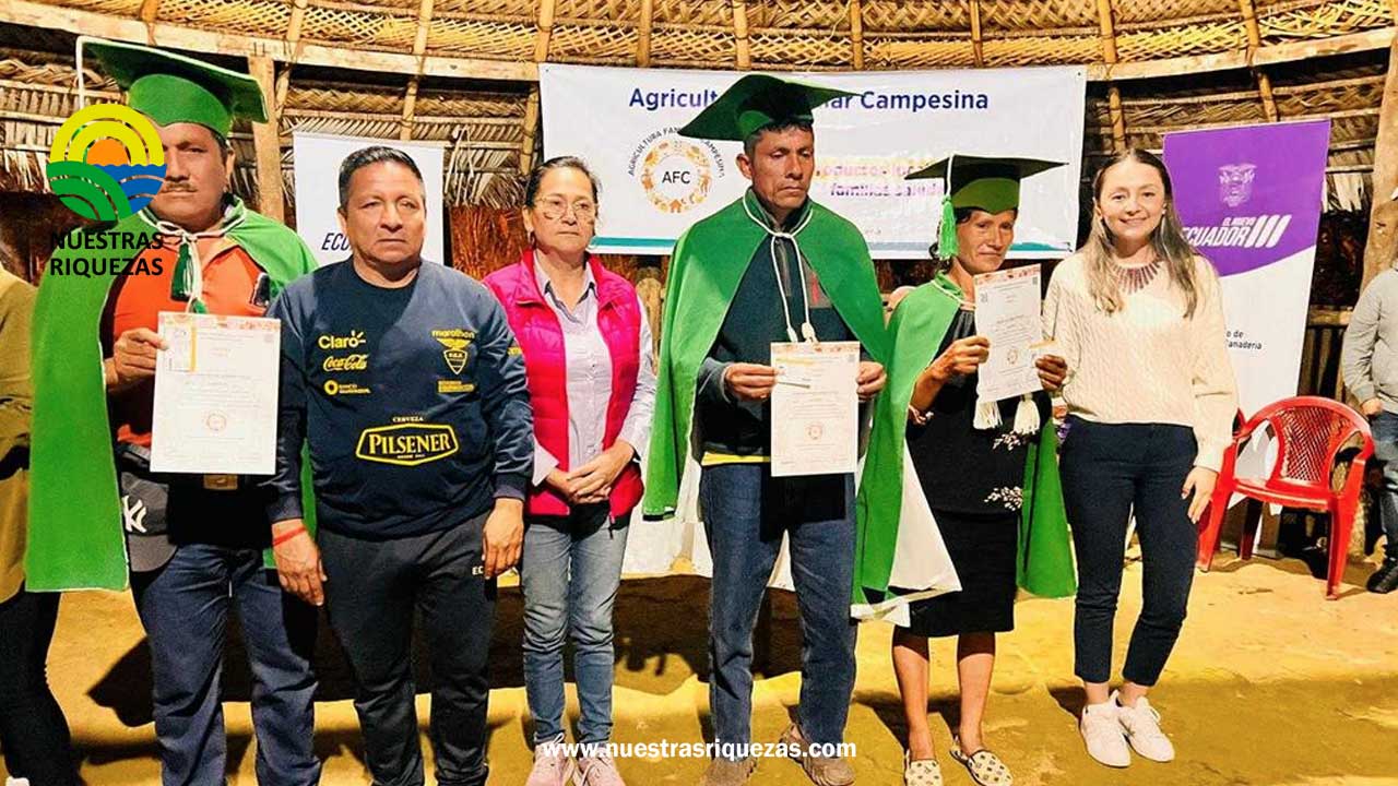 Productores de Pastaza reciben carnets de la AFC