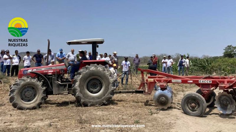 Productores y técnicos de Manabí aprenden a usar tractor agrícola con la rastra pesada