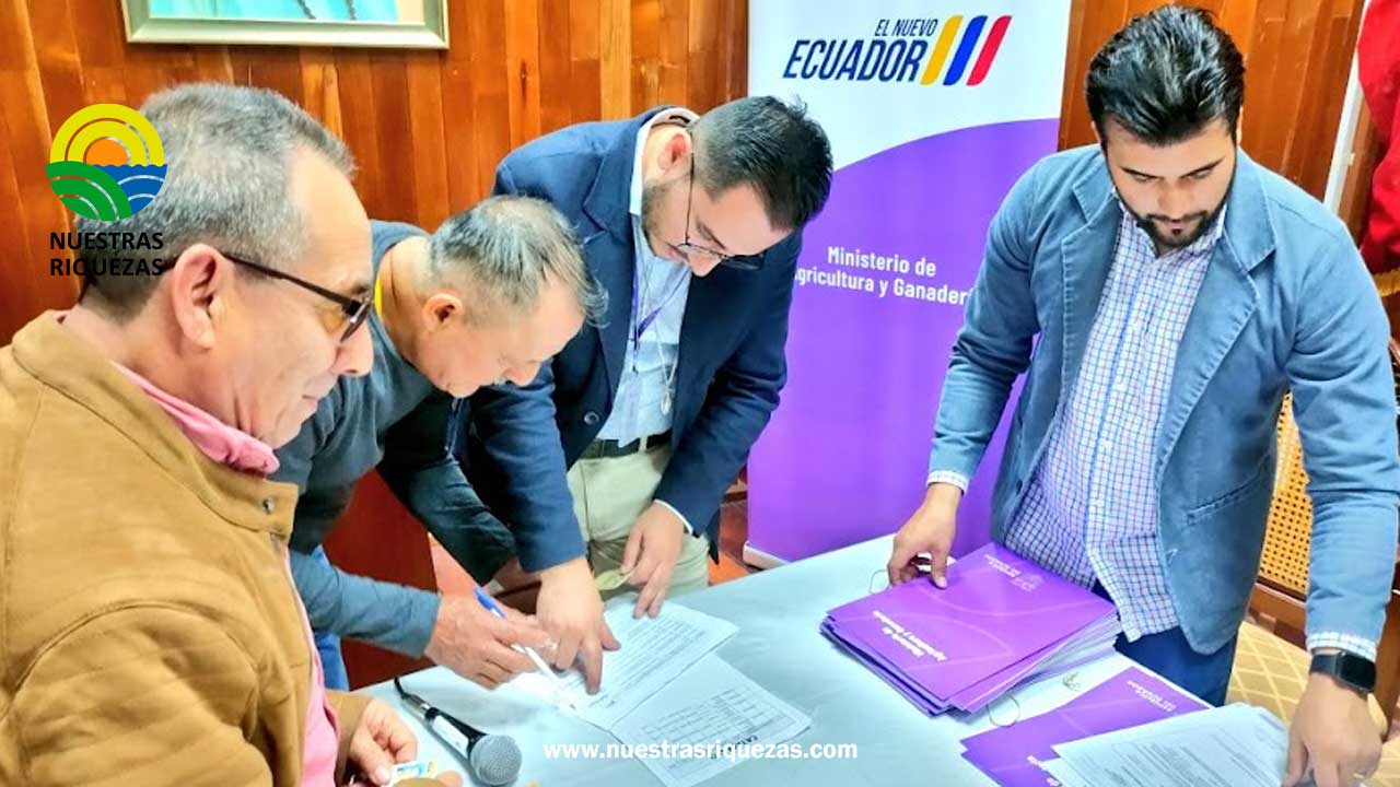 125 familias en Loja reciben títulos de propiedad y legalizan más de 400 hectáreas