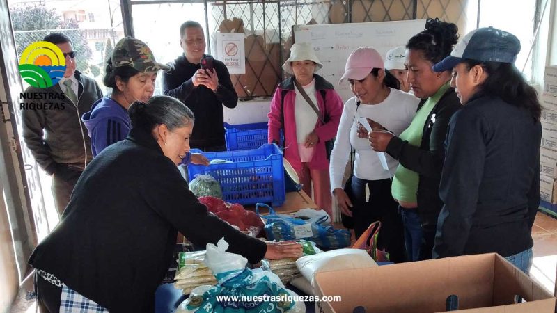 Asociaciones agroproductivas entregan productos alimenticios a escuelas de Azogues y Biblián