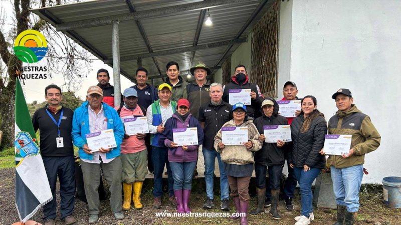 Capacitación a inseminadores comunitarios fortalece la producción ganadera en Galápagos