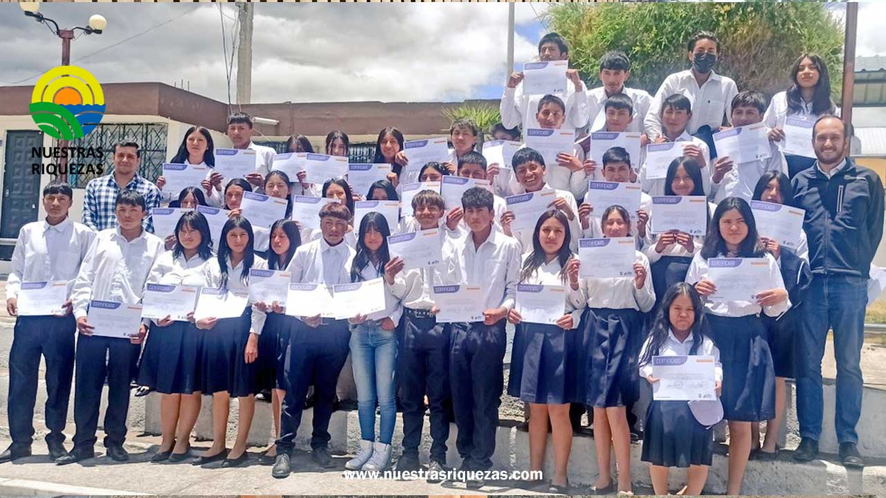 Jóvenes de San Isidro, en Guano, fortalecen sus capacidades para una agricultura sustentable