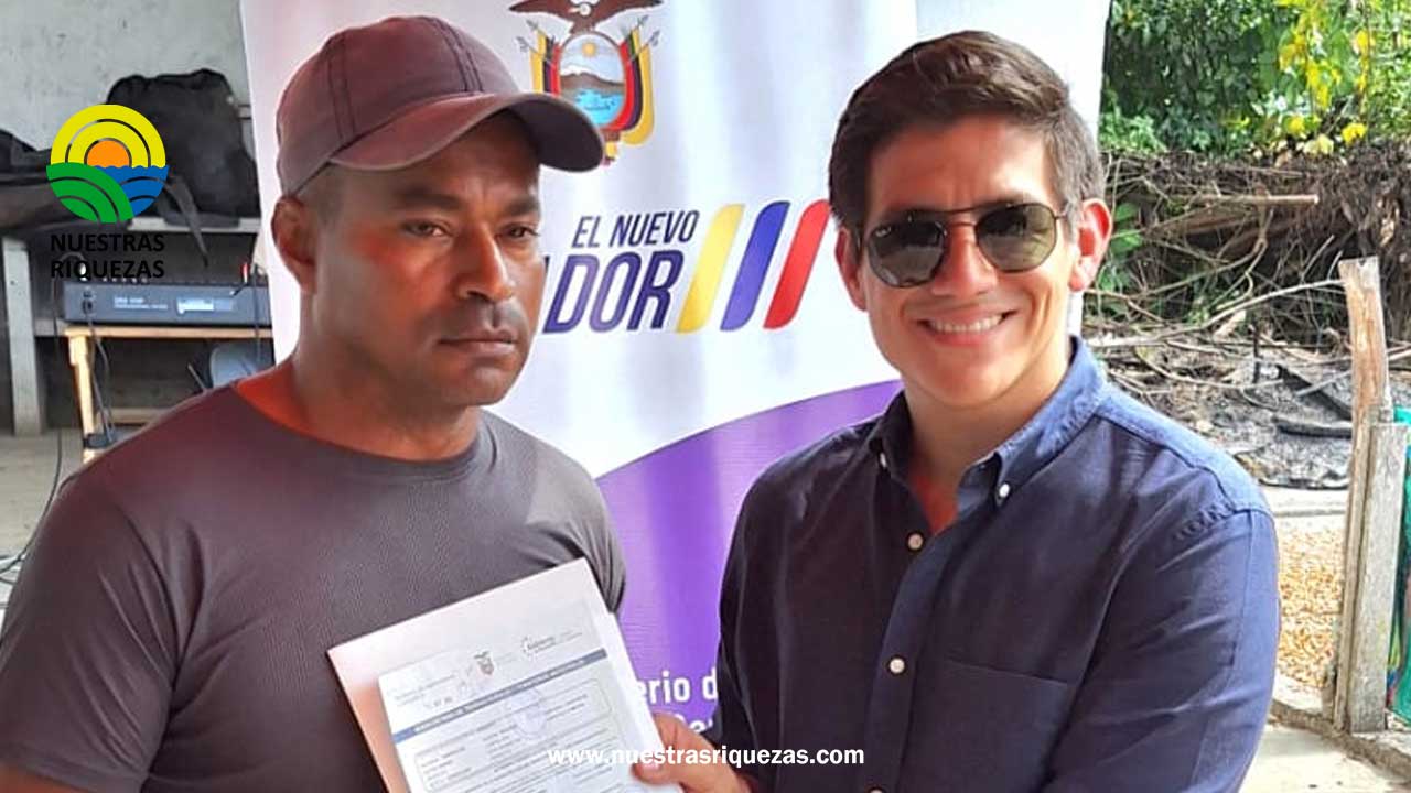 MAG entrega títulos de propiedad de tierra en Esmeraldas