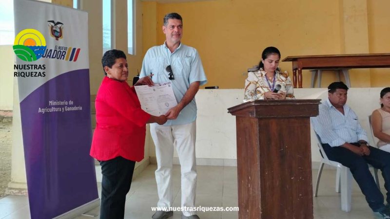 Santa Elena: MAG entrega beneficios de la Agricultura Familiar Campesina a productores
