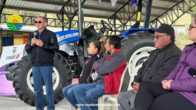 54 familias de la Comunidad Puculcay se benefician con un tractor para potencializar el sector