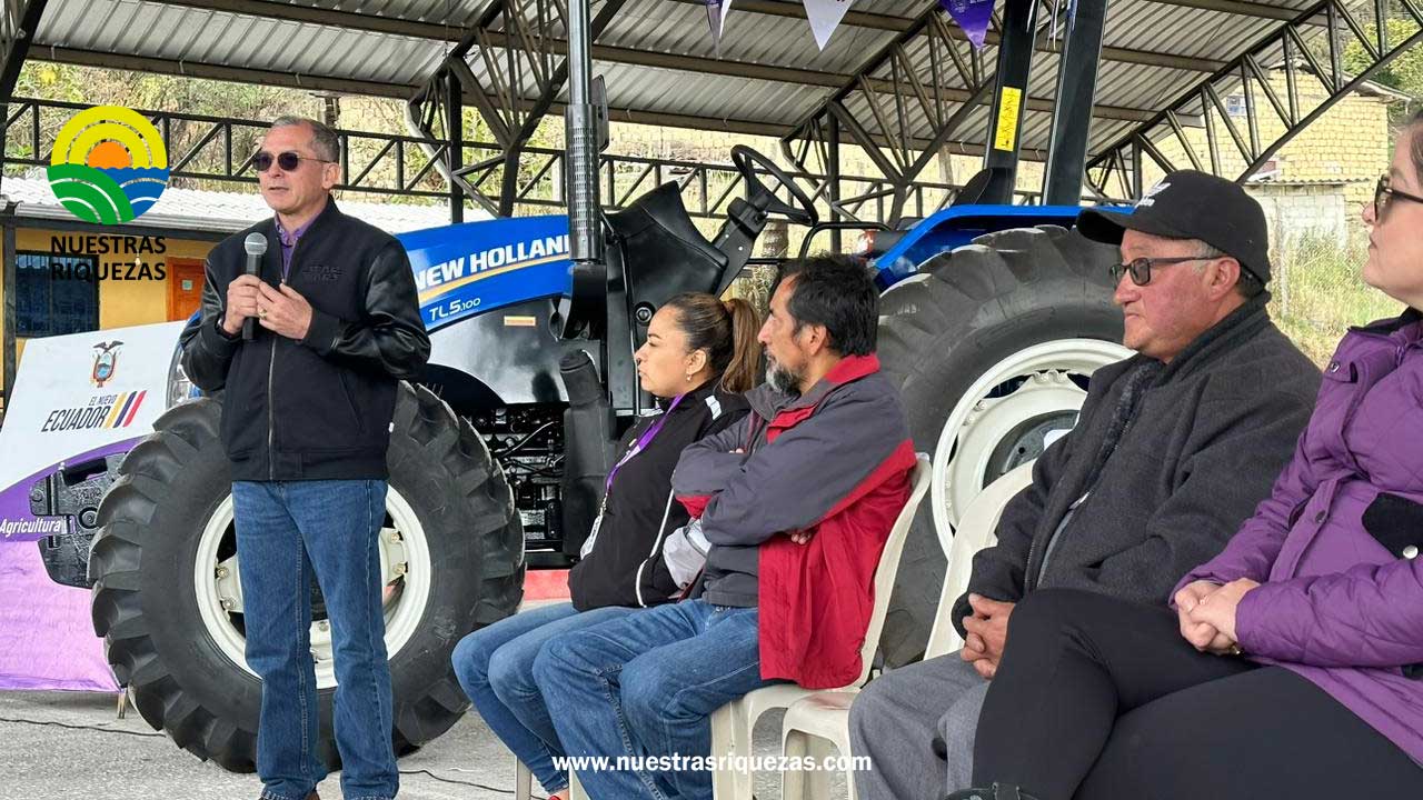 54 familias de la Comunidad Puculcay se benefician con un tractor para potencializar el sector