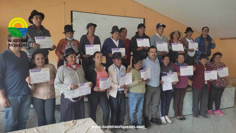 MAG fortalece a productores de Cruzpamba con carnets y certificados AFC